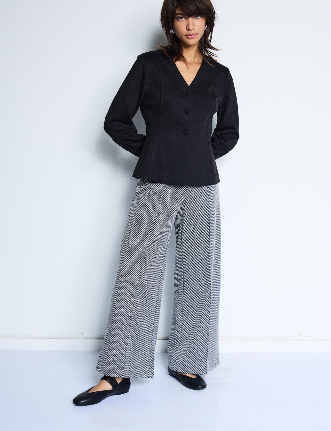 Weite Hose mit Diagonalstruktur in Schwarzgrau - Blossom Hair & Fashion