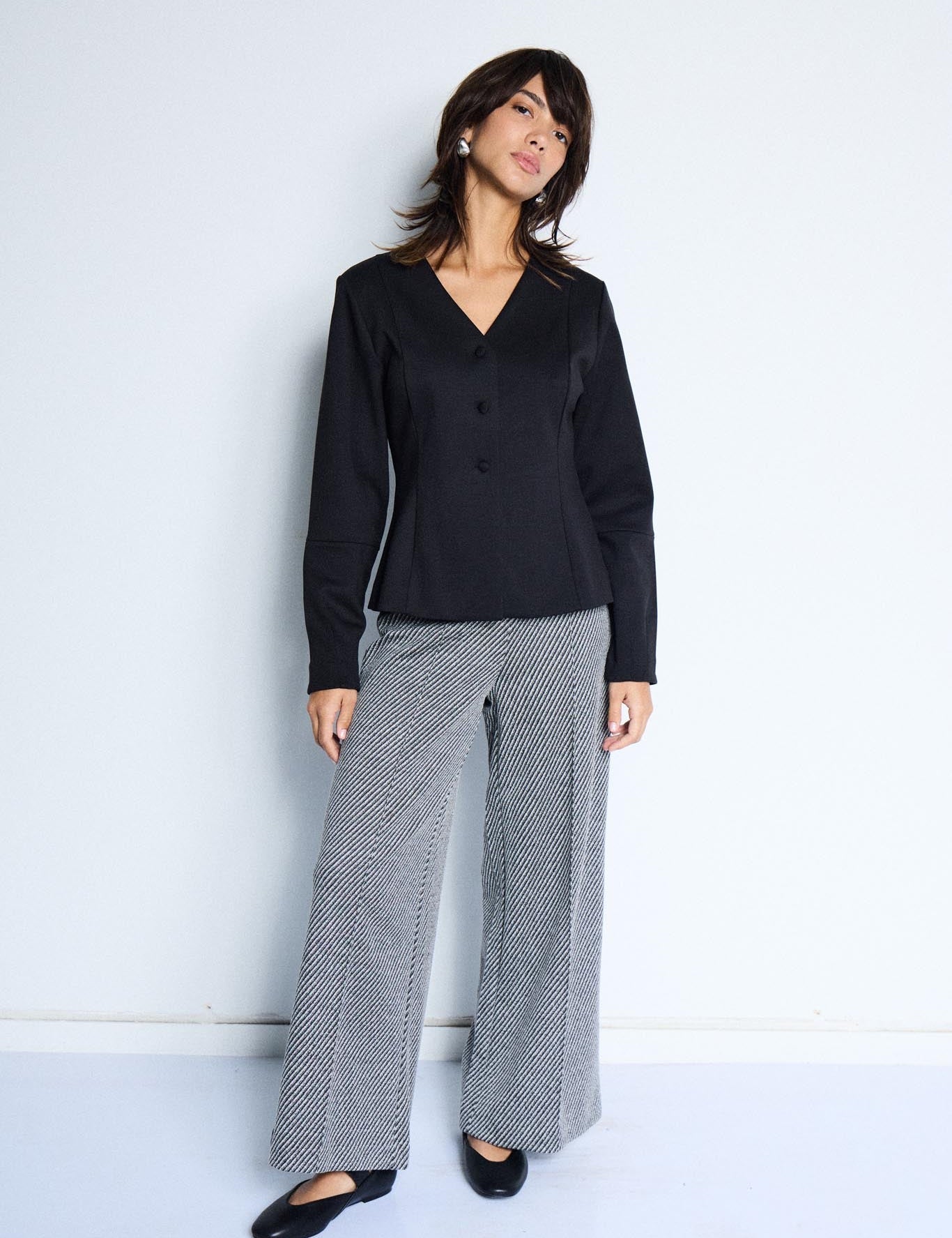 Weite Hose mit Diagonalstruktur in Schwarzgrau - Blossom Hair & Fashion