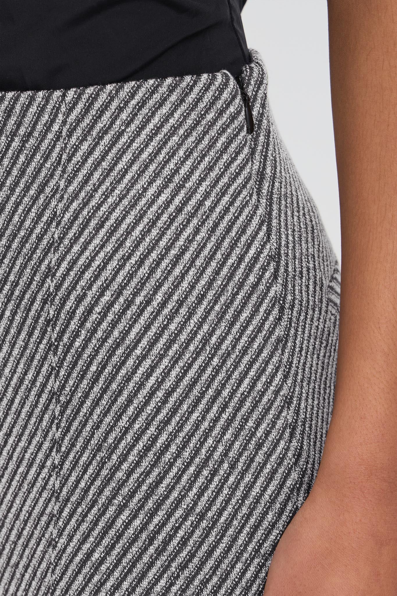 Weite Hose mit Diagonalstruktur in Schwarzgrau - Blossom Hair & Fashion