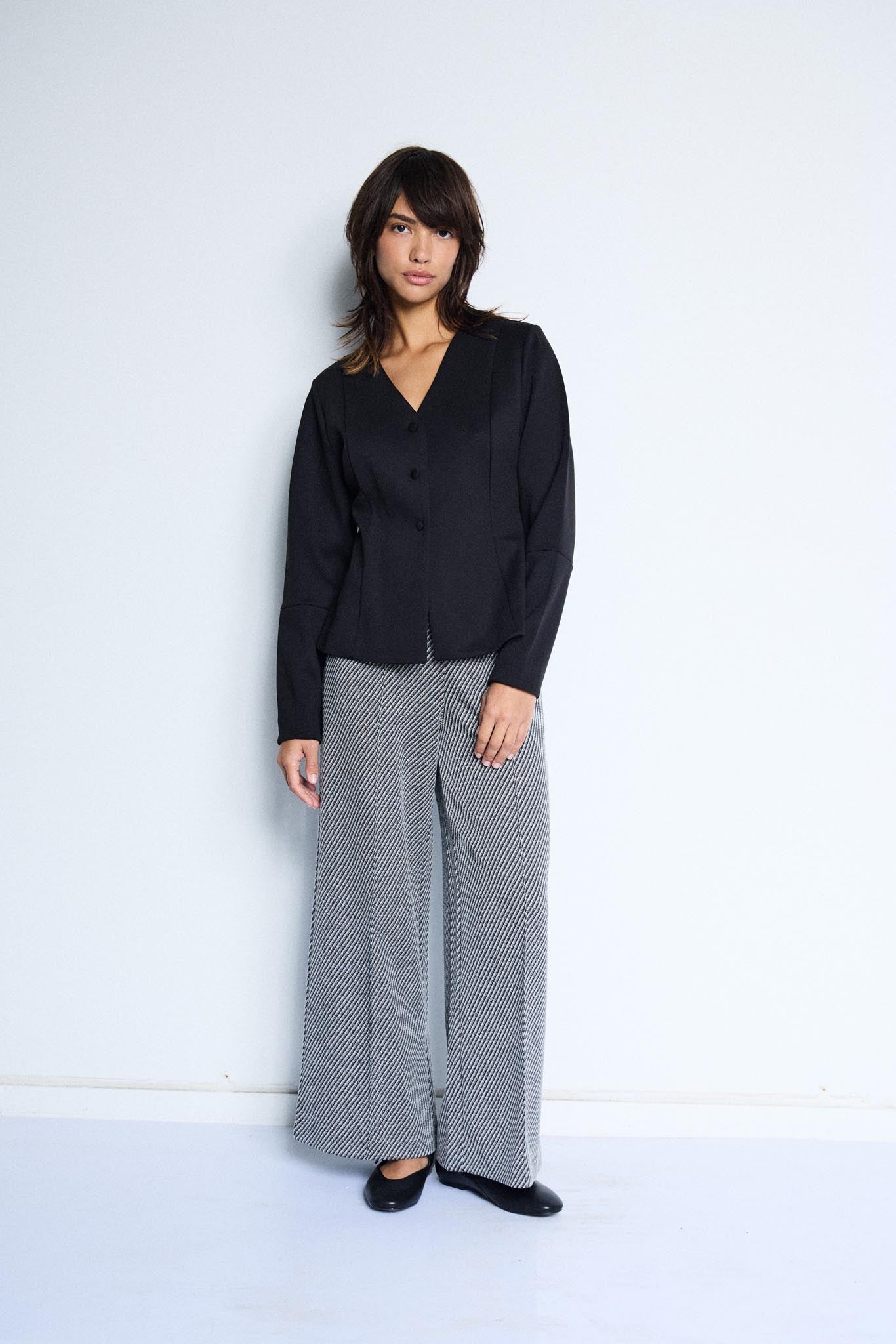 Weite Hose mit Diagonalstruktur in Schwarzgrau - Blossom Hair & Fashion