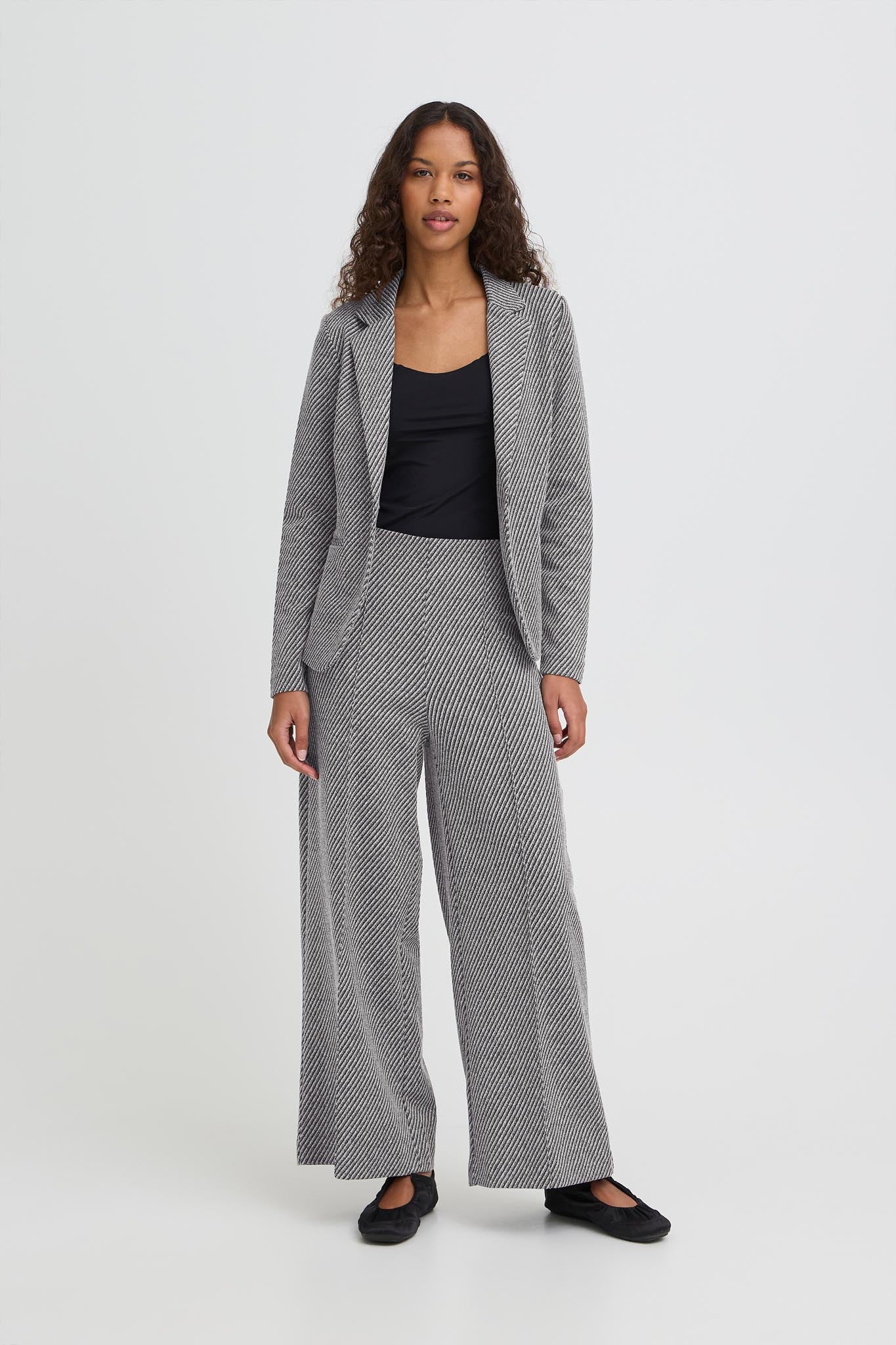 Weite Hose mit Diagonalstruktur in Schwarzgrau - Blossom Hair & Fashion