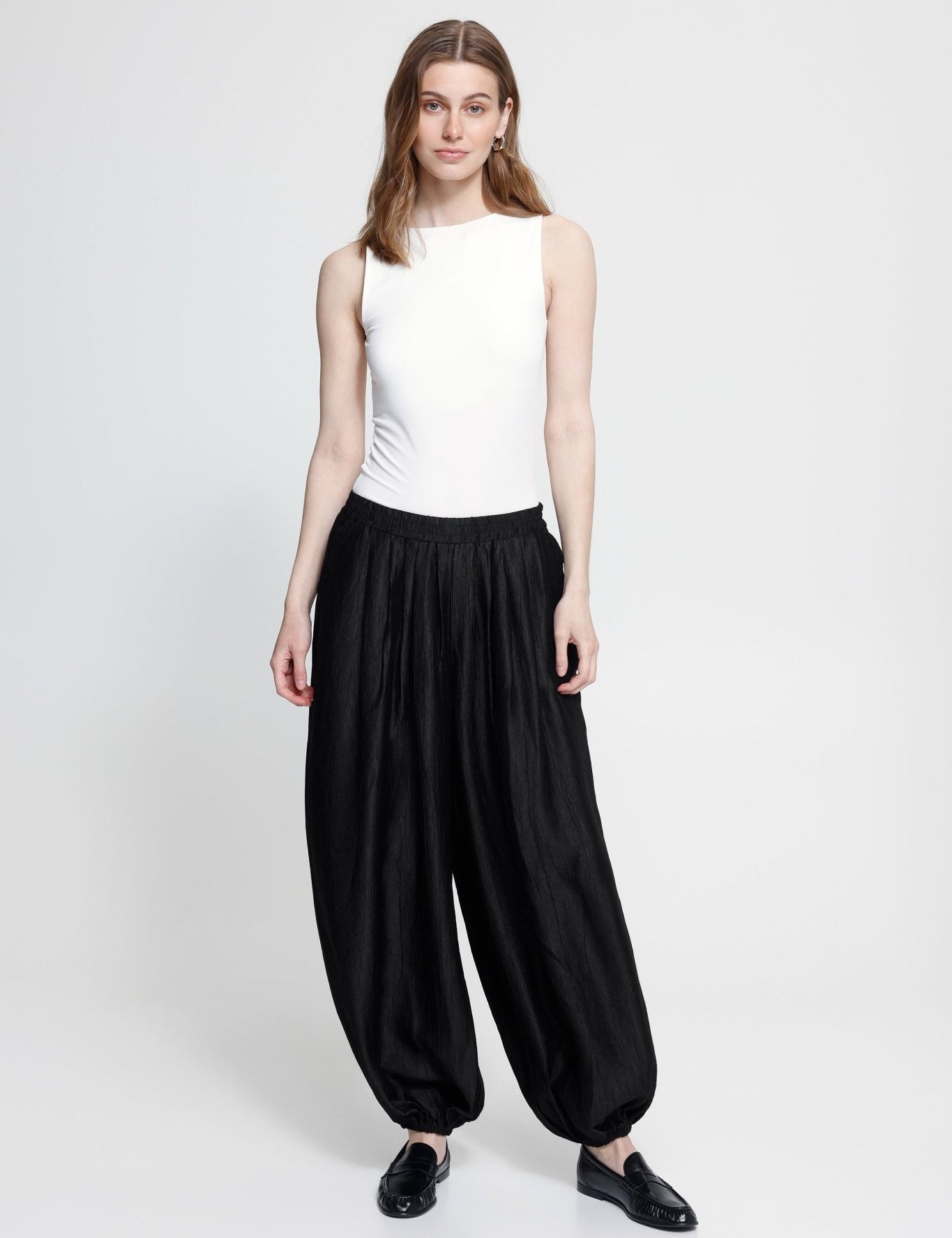 Weite Hose mit elastischem Bund in Schwarz - Blossom Hair & Fashion