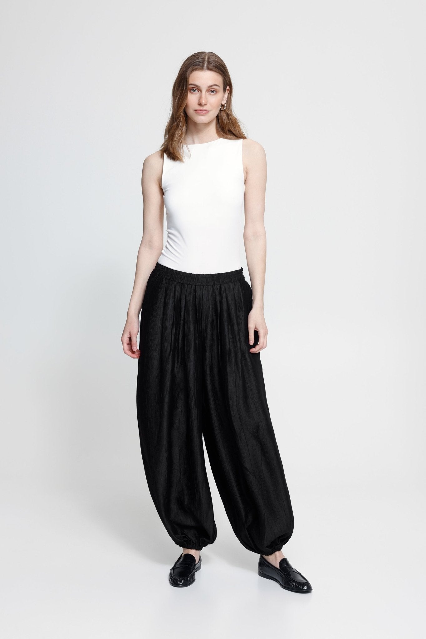 Weite Hose mit elastischem Bund in Schwarz - Blossom Hair & Fashion