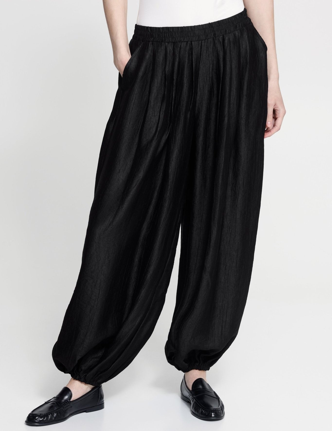 Weite Hose mit elastischem Bund in Schwarz - Blossom Hair & Fashion