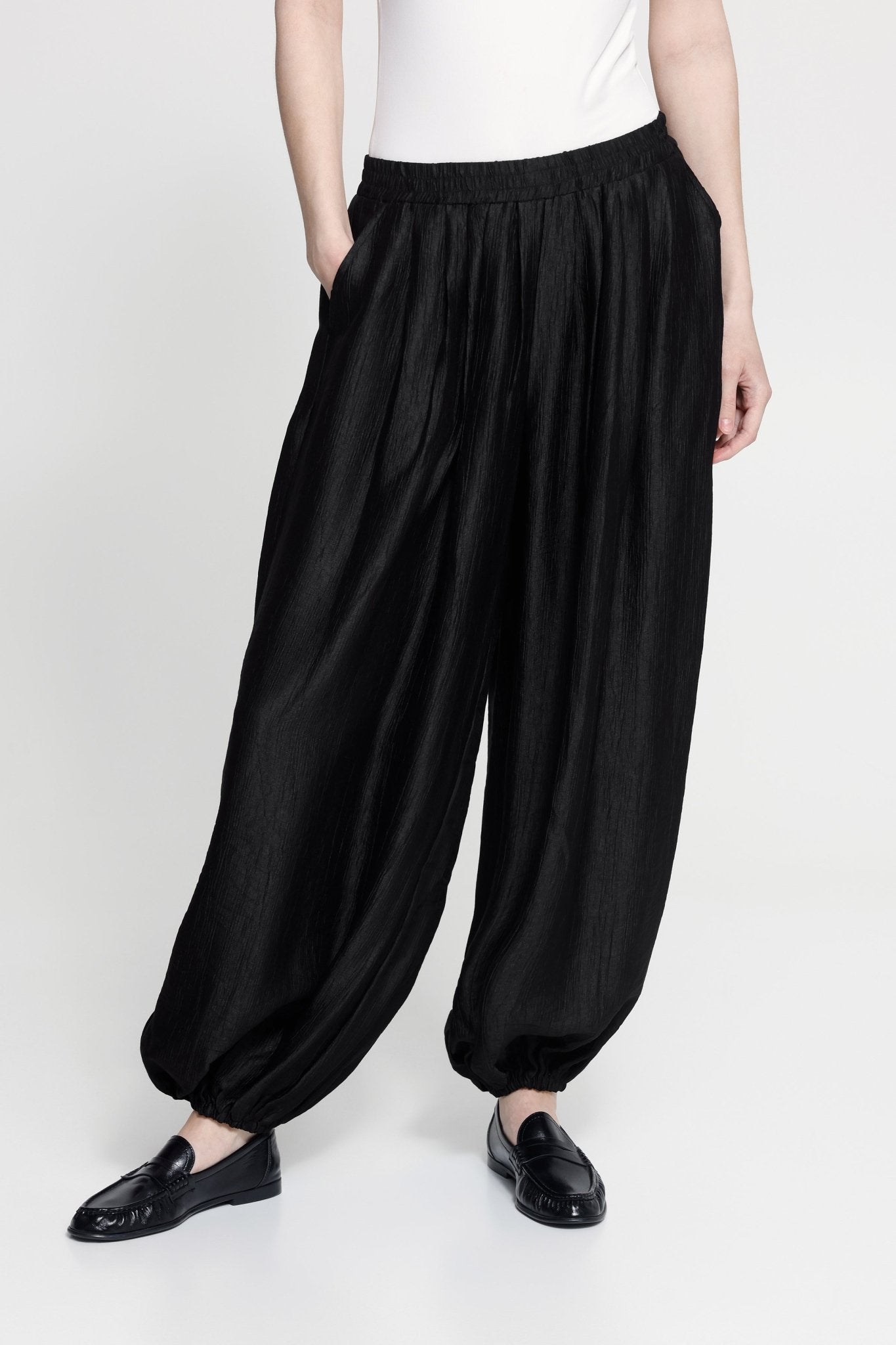 Weite Hose mit elastischem Bund in Schwarz - Blossom Hair & Fashion