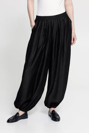 Weite Hose mit elastischem Bund in Schwarz - Blossom Hair & Fashion