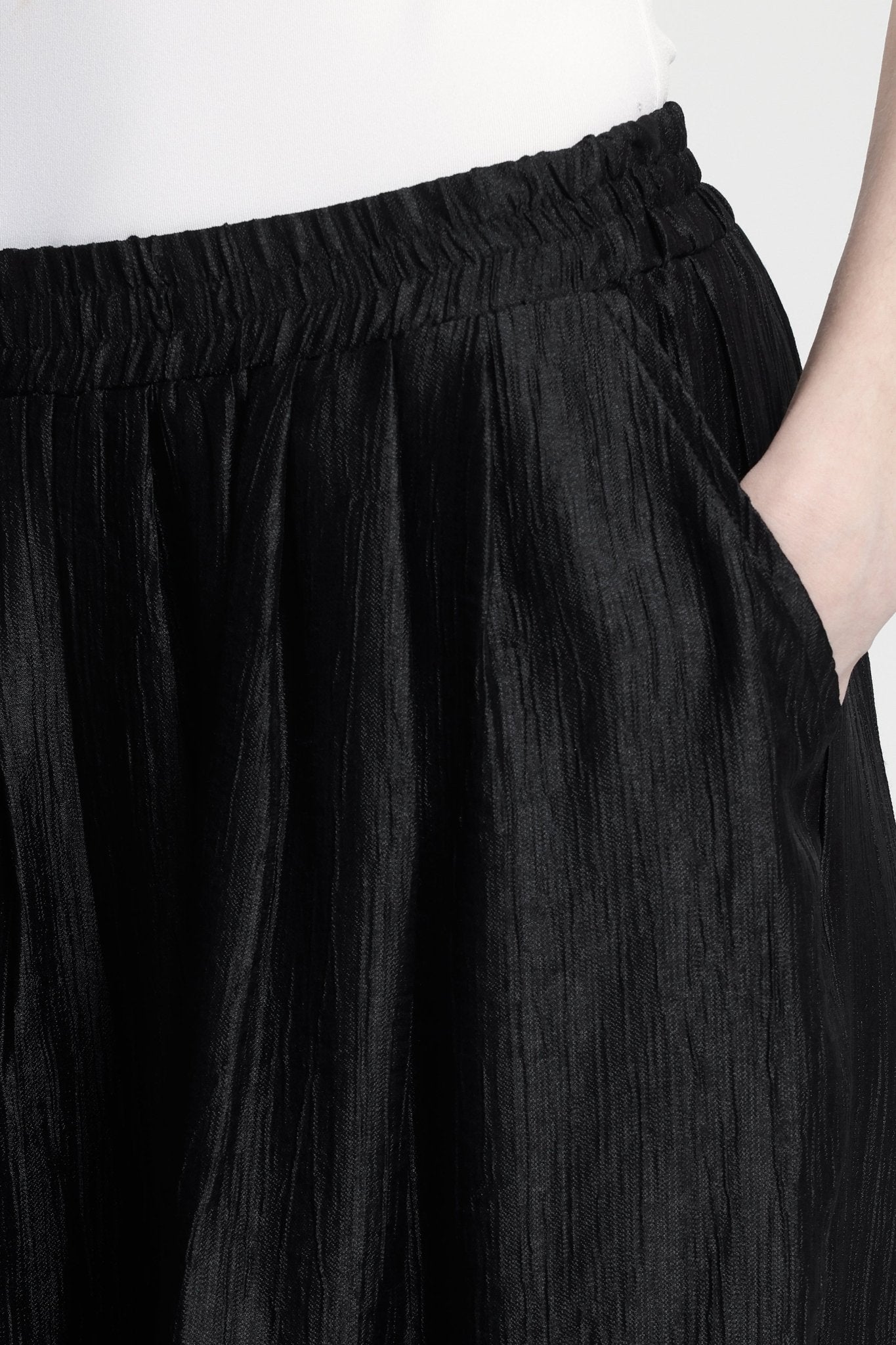 Weite Hose mit elastischem Bund in Schwarz - Blossom Hair & Fashion