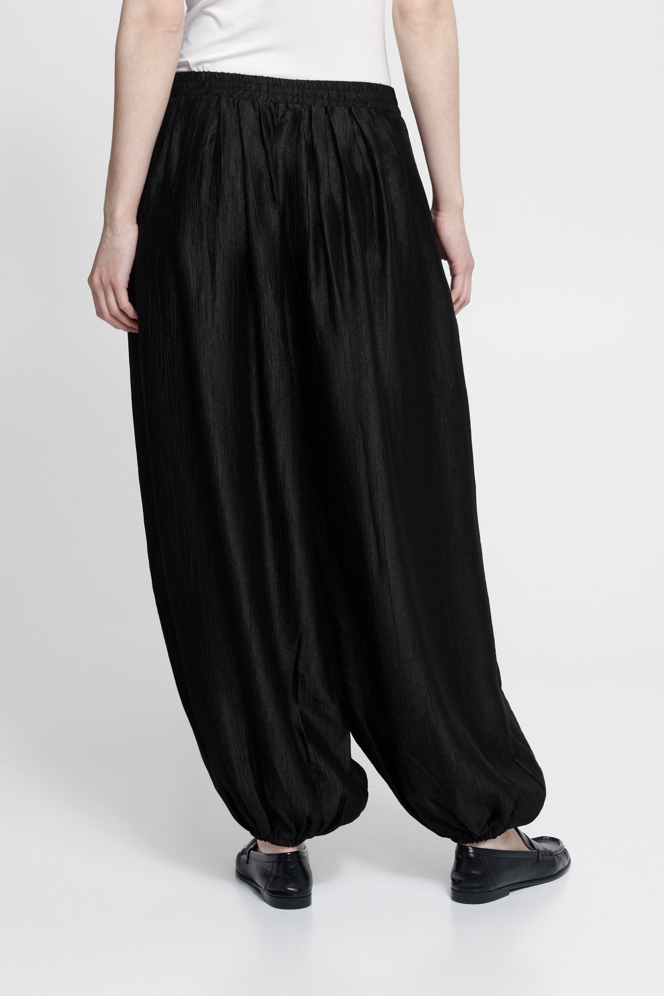 Weite Hose mit elastischem Bund in Schwarz - Blossom Hair & Fashion