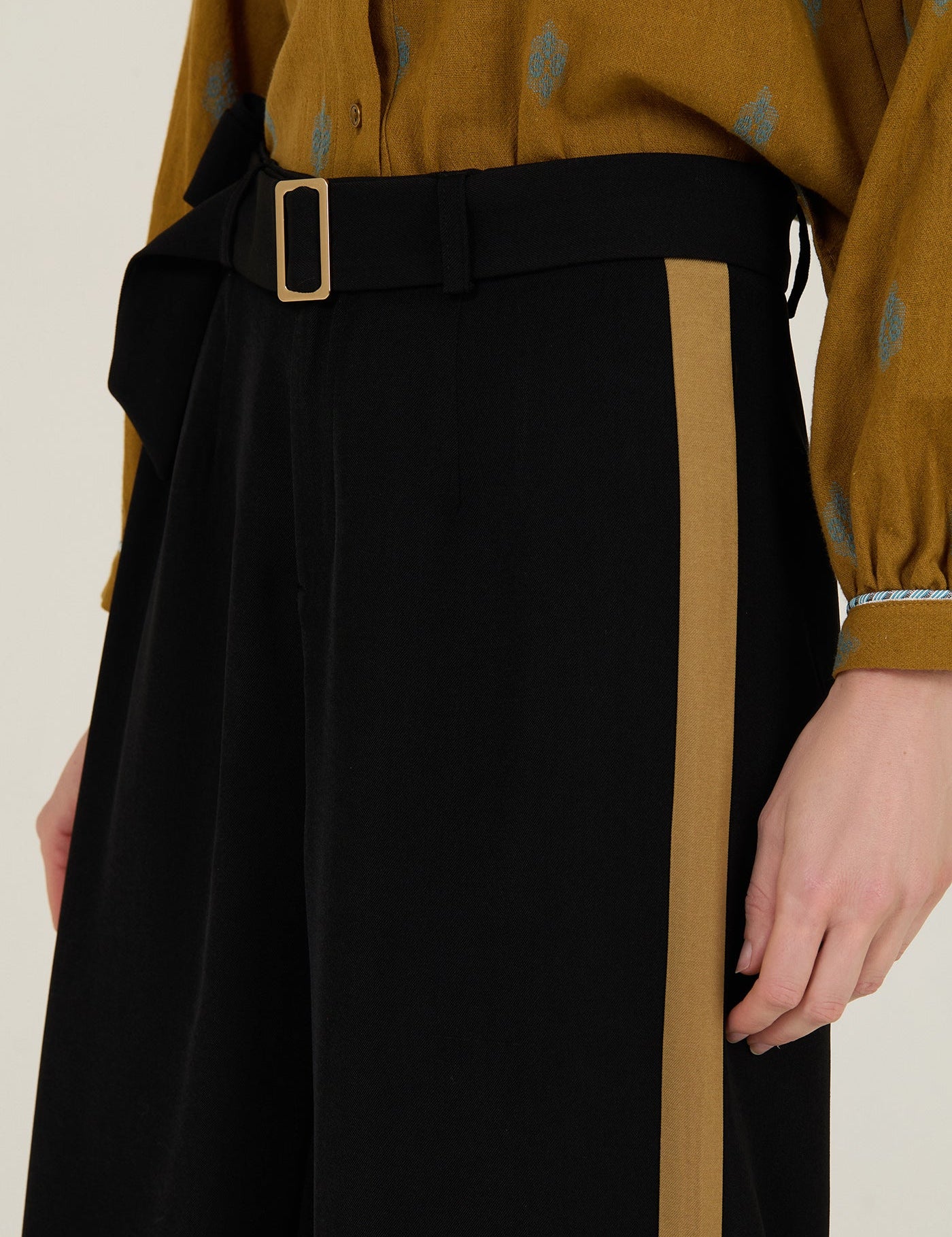 Weite Hose mit Seitenstreifen und Gürtel - Blossom Hair & Fashion