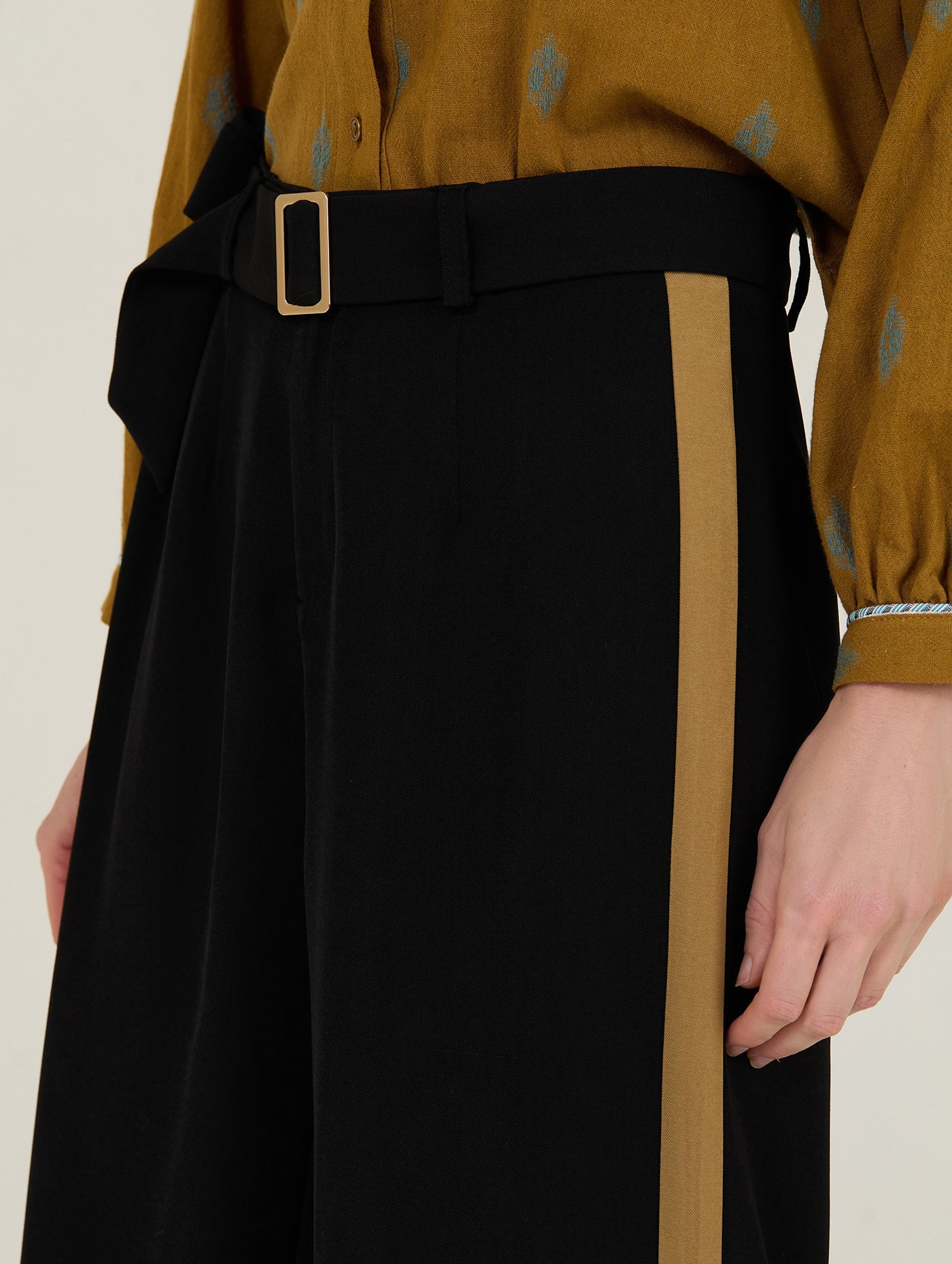 Weite Hose mit Seitenstreifen und Gürtel - Blossom Hair & Fashion