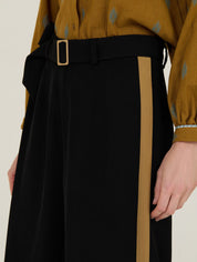 Weite Hose mit Seitenstreifen und Gürtel - Blossom Hair & Fashion