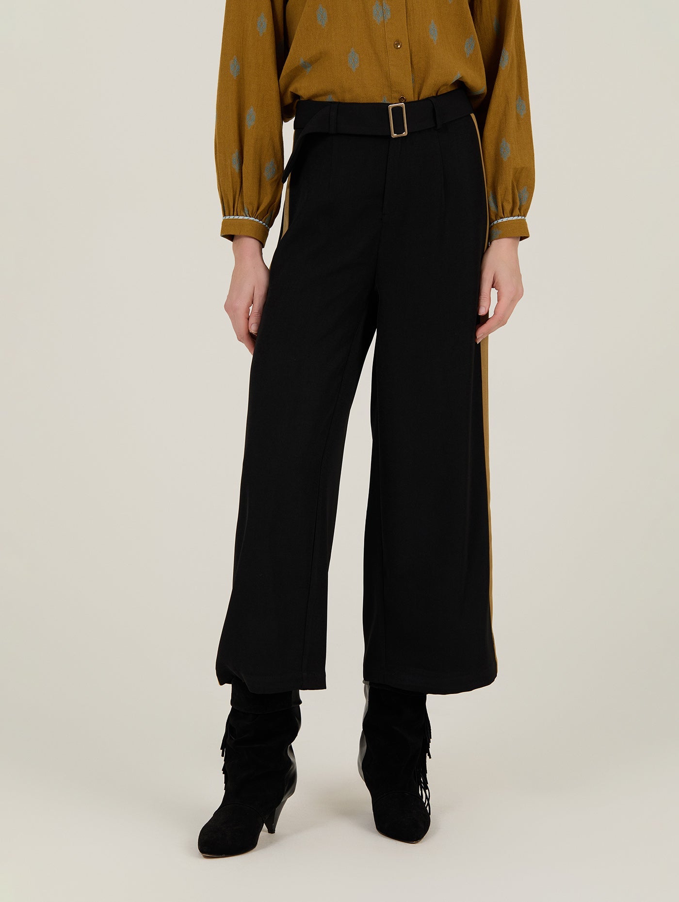 Weite Hose mit Seitenstreifen und Gürtel - Blossom Hair & Fashion