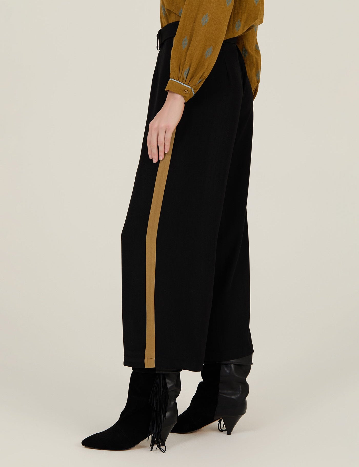 Weite Hose mit Seitenstreifen und Gürtel - Blossom Hair & Fashion