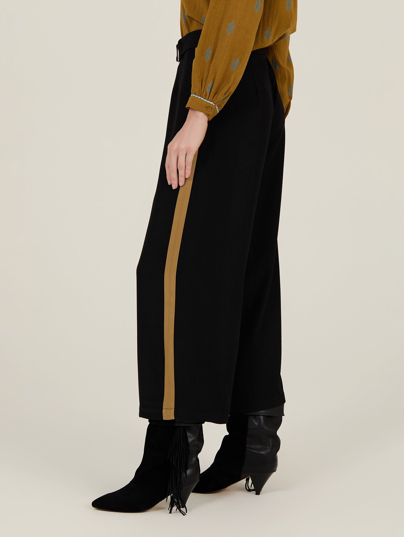 Weite Hose mit Seitenstreifen und Gürtel - Blossom Hair & Fashion