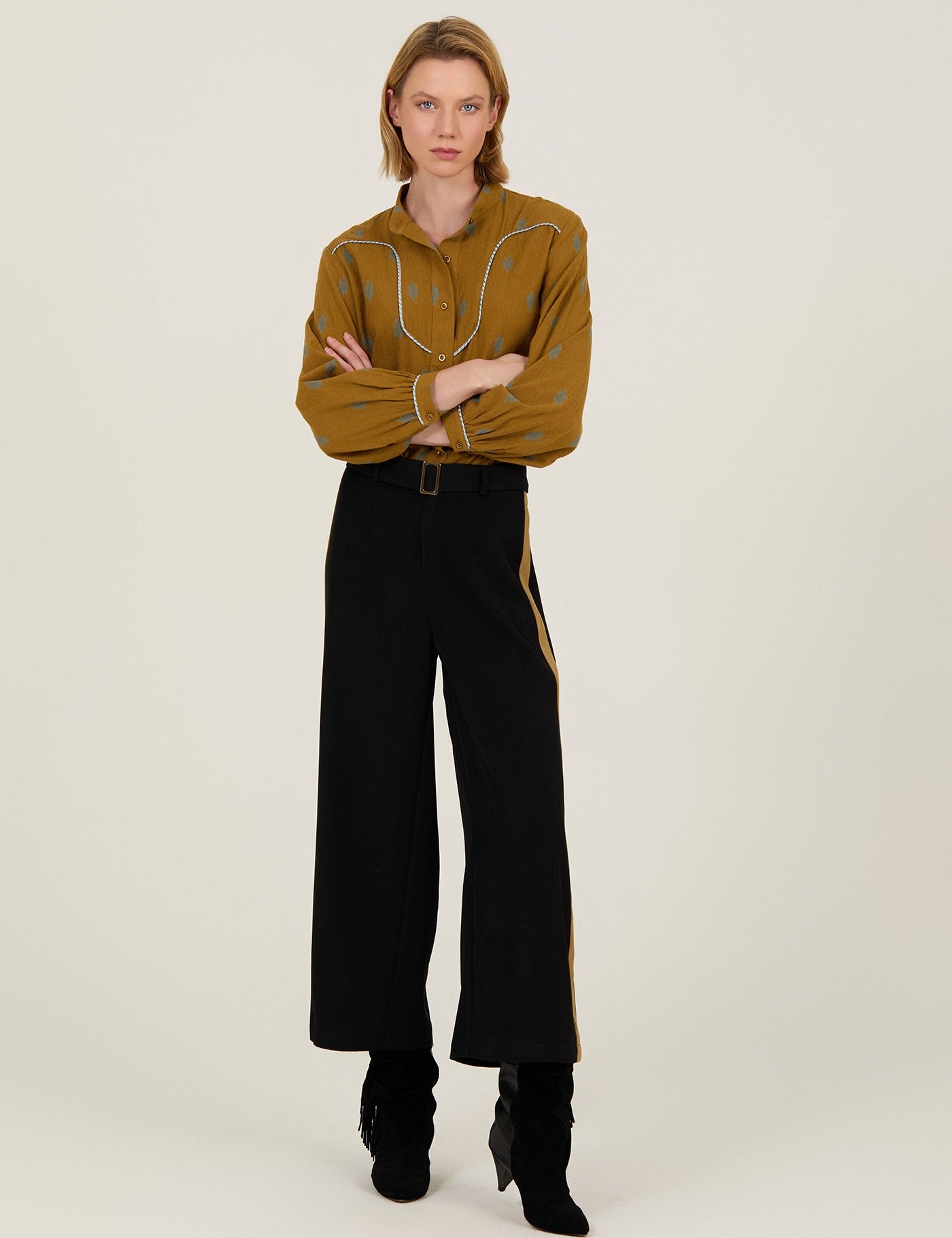 Weite Hose mit Seitenstreifen und Gürtel - Blossom Hair & Fashion