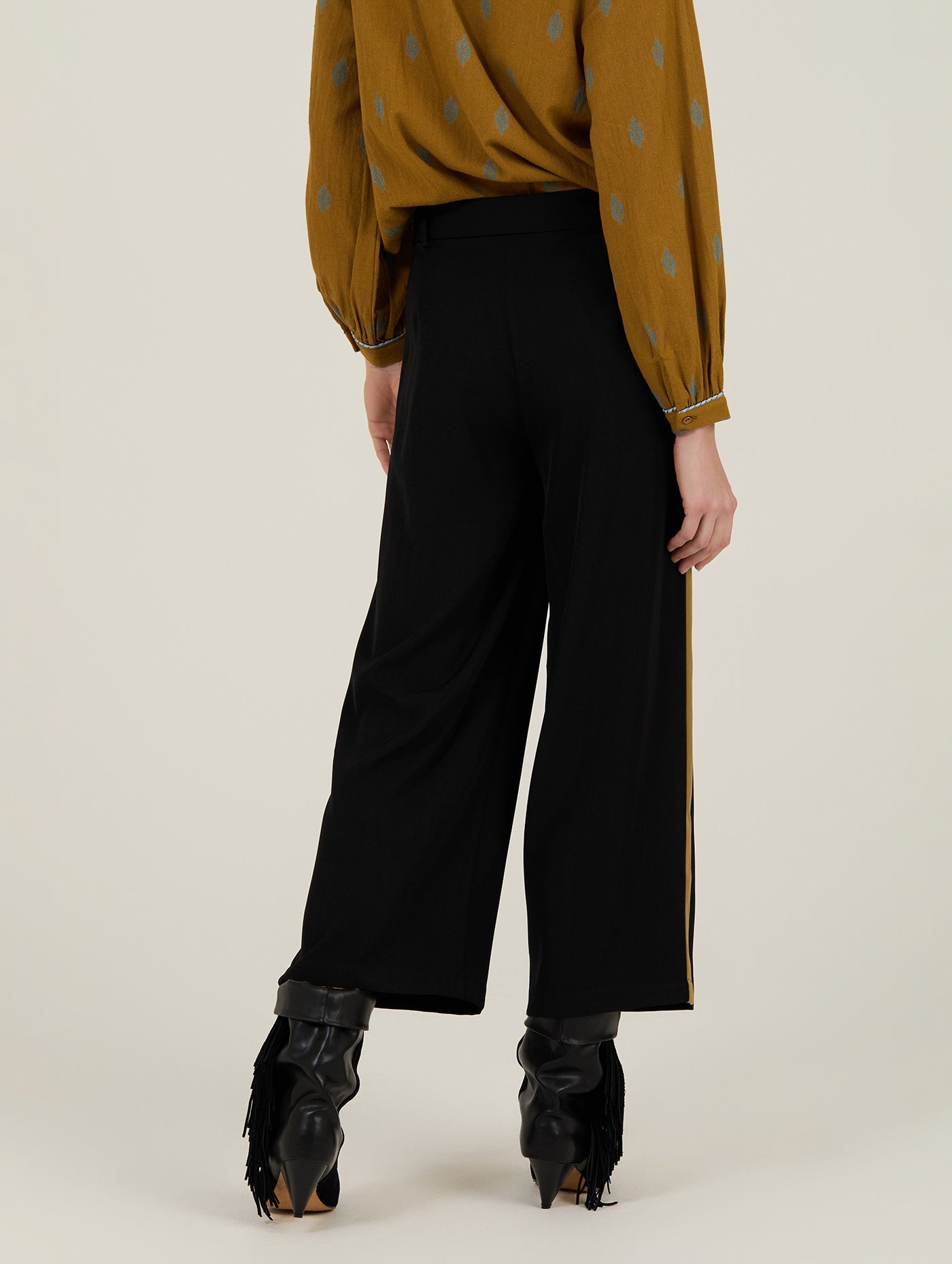 Weite Hose mit Seitenstreifen und Gürtel - Blossom Hair & Fashion