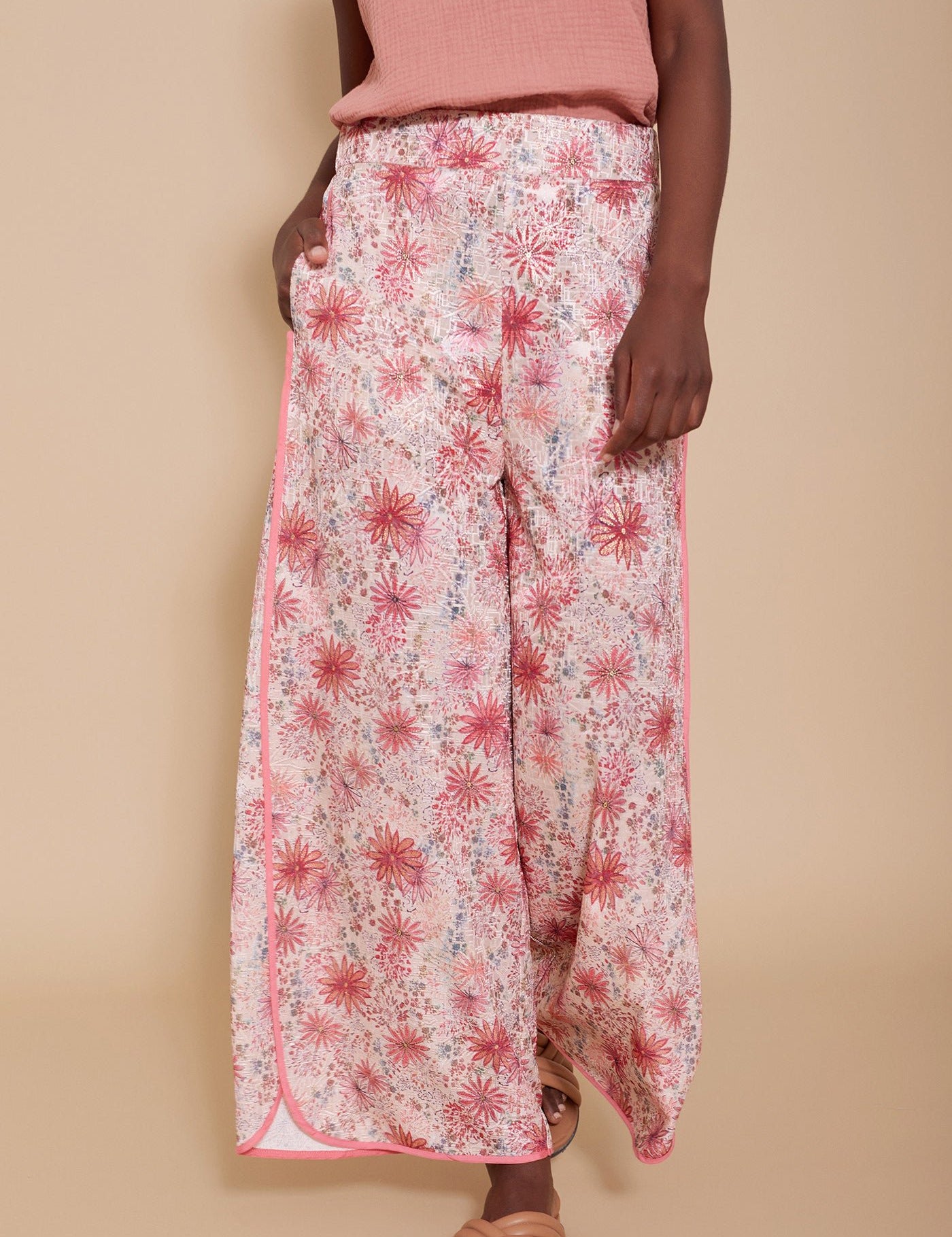 Weite Sommerhose mit floralem Muster - Blossom Hair & Fashion
