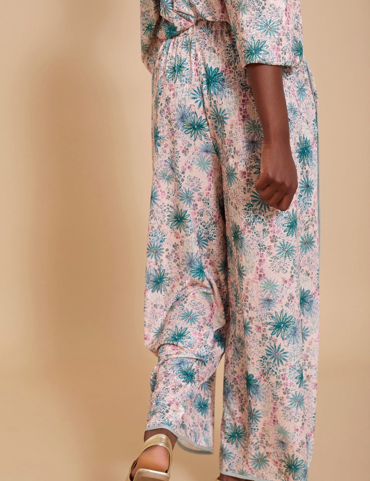 Weite Sommerhose mit floralem Muster - Blossom Hair & Fashion