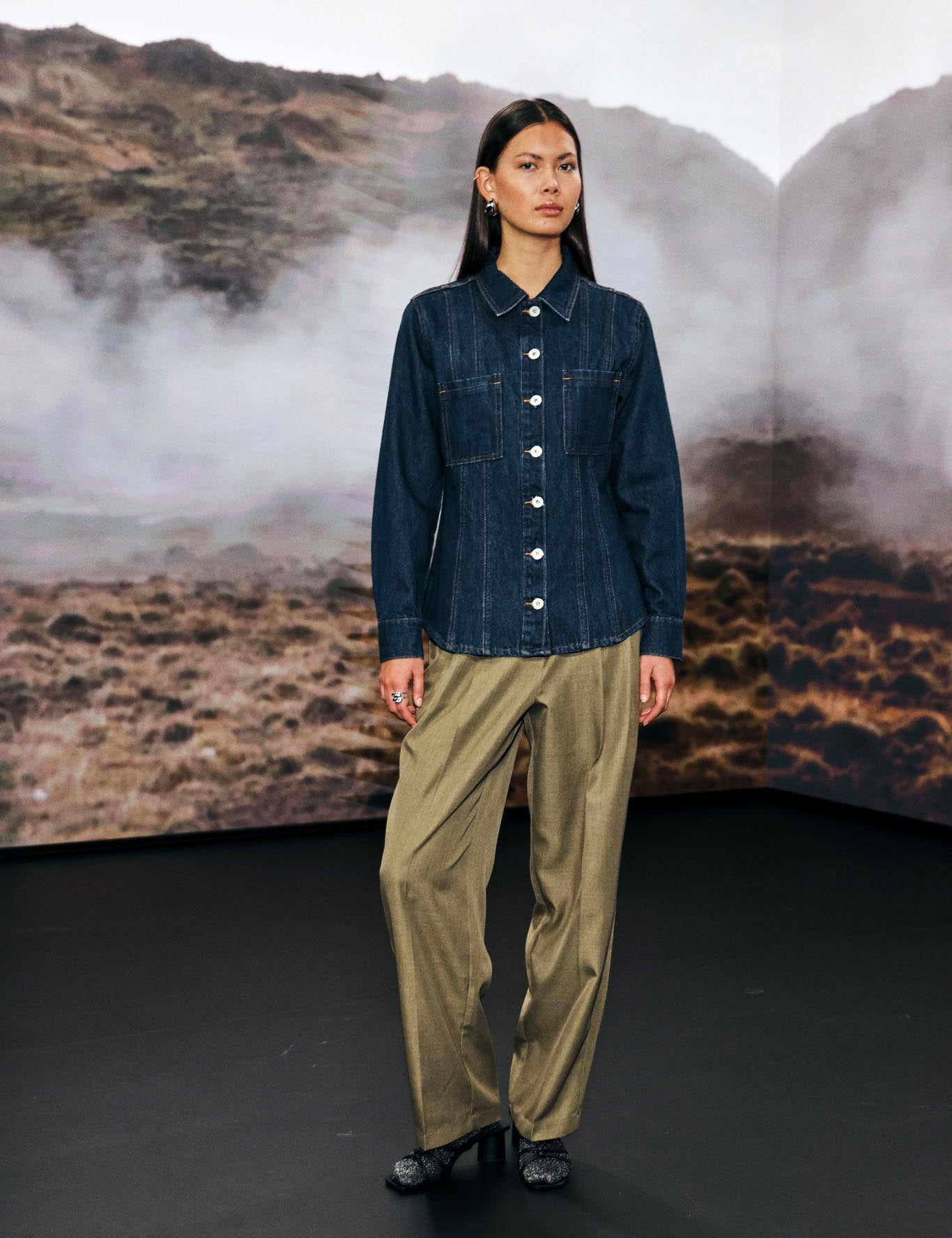 Weite Stoffhose mit Bundfalten in Khaki - Blossom Hair & Fashion