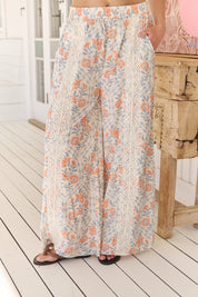 Wide Leg Hose mit Blumenmuster und Spitzendetails - Blossom Hair & Fashion