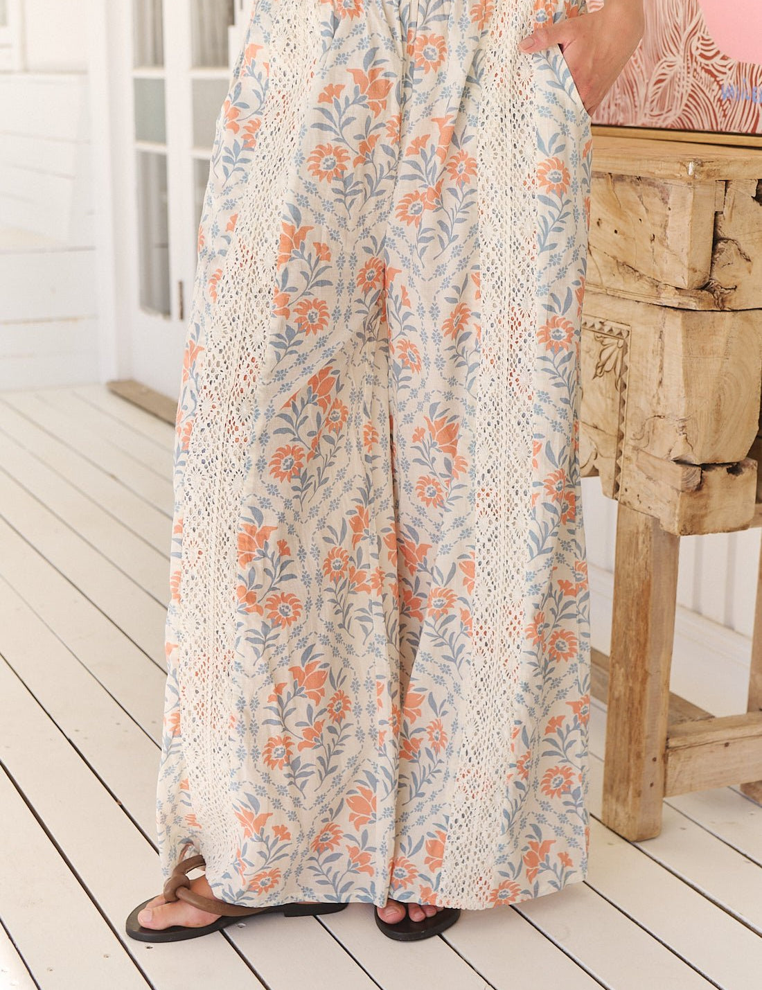 Wide Leg Hose mit Blumenmuster und Spitzendetails - Blossom Hair & Fashion