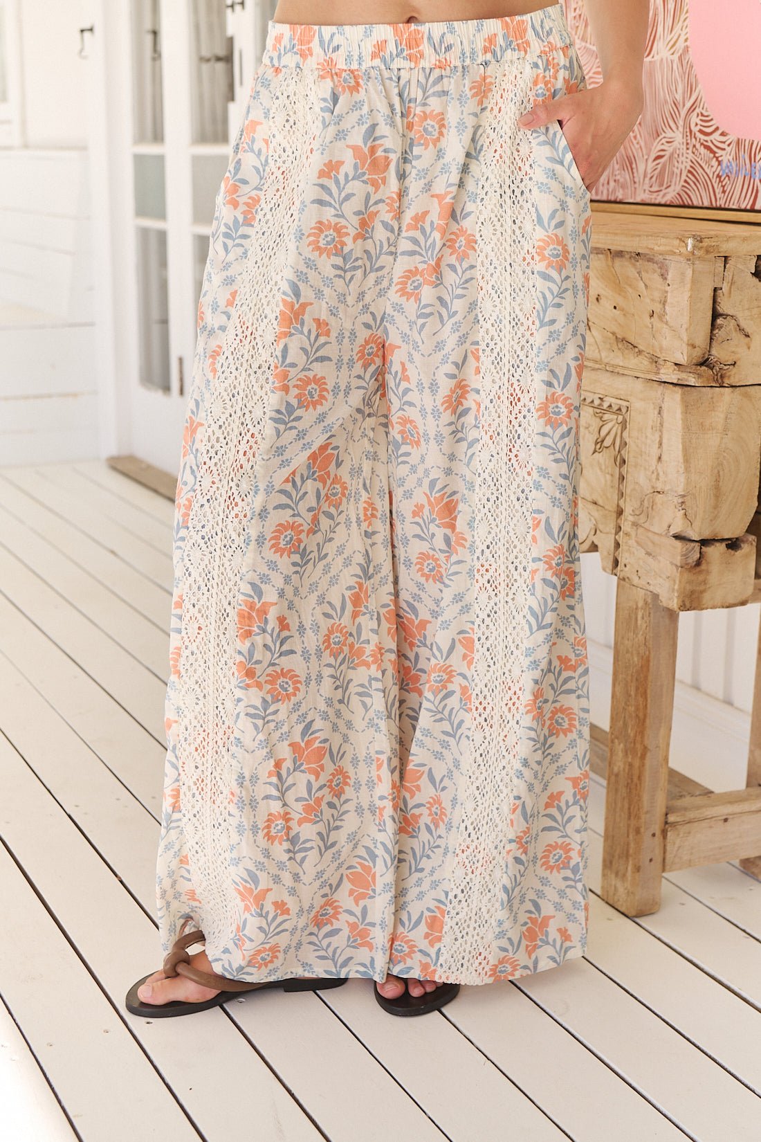 Wide Leg Hose mit Blumenmuster und Spitzendetails - Blossom Hair & Fashion