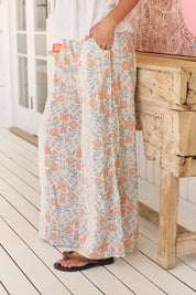 Wide Leg Hose mit Blumenmuster und Spitzendetails - Blossom Hair & Fashion